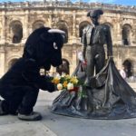 Déguisé en taureau, Rémi Gaillard dépose une gerbe sous la statue d’un torero